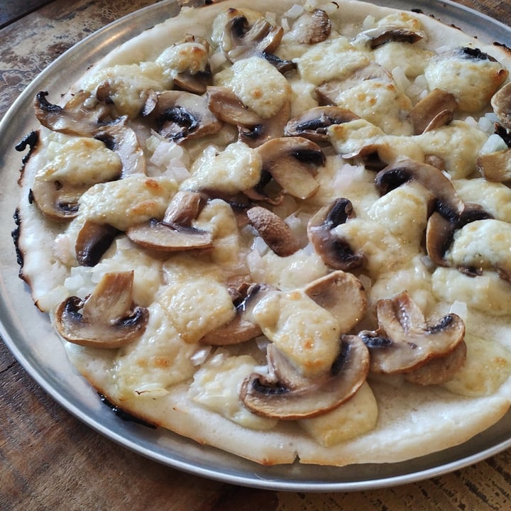 photo of Faux Sho - Vegan Pantry Mushroom & White Truffle Oil Pizza shared by @thirteene on  04 Jul 2023 - review
