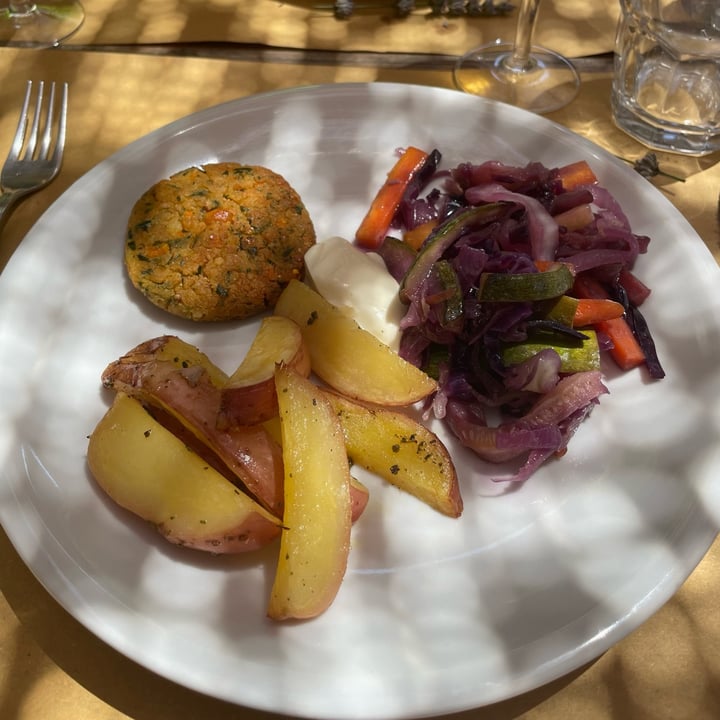 photo of Dulcamara crocchetta di falafel, patate novelle e verdure in agrodolce shared by @jess89 on  11 Aug 2023 - review