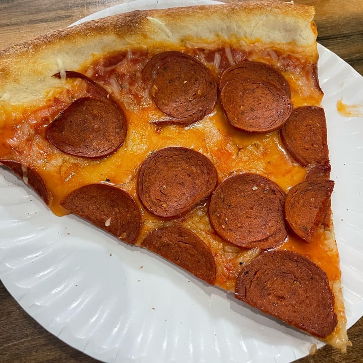 photo of Downtown House of Pizza Vegan Pepperoni Pizza shared by @compassionrocks on  28 Dec 2022 - review
