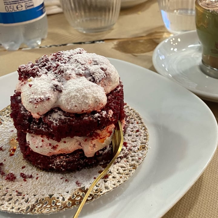 photo of Efrem - Gourmet Boutique and Finest Bar red velvet lamponi shared by @alemt on  02 Feb 2023 - review