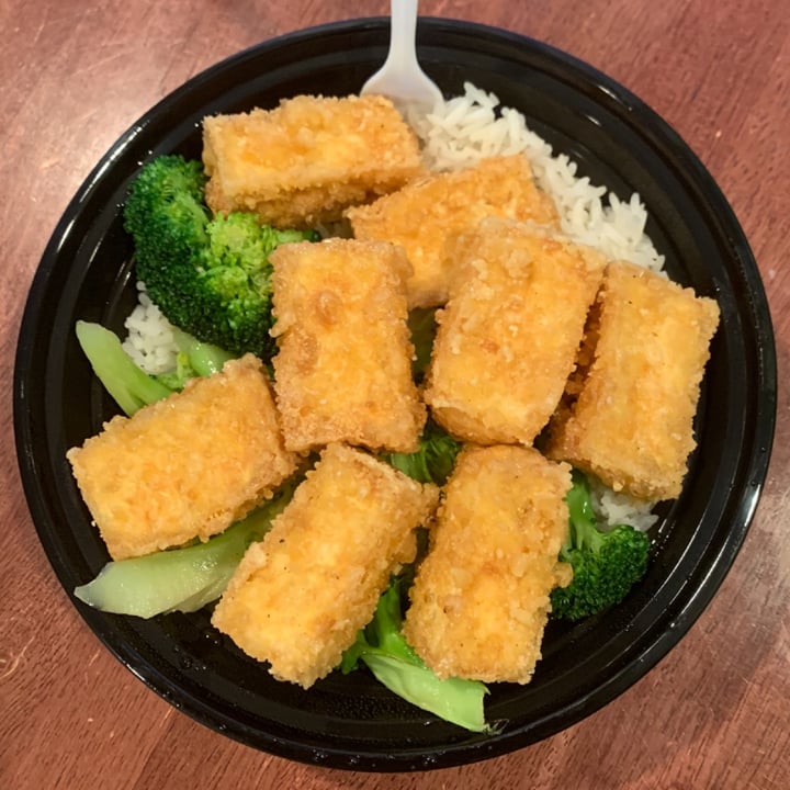 photo of Thumbs Up Grill Fried Tofu Bowl shared by @sarahthebrat on  01 Jun 2023 - review