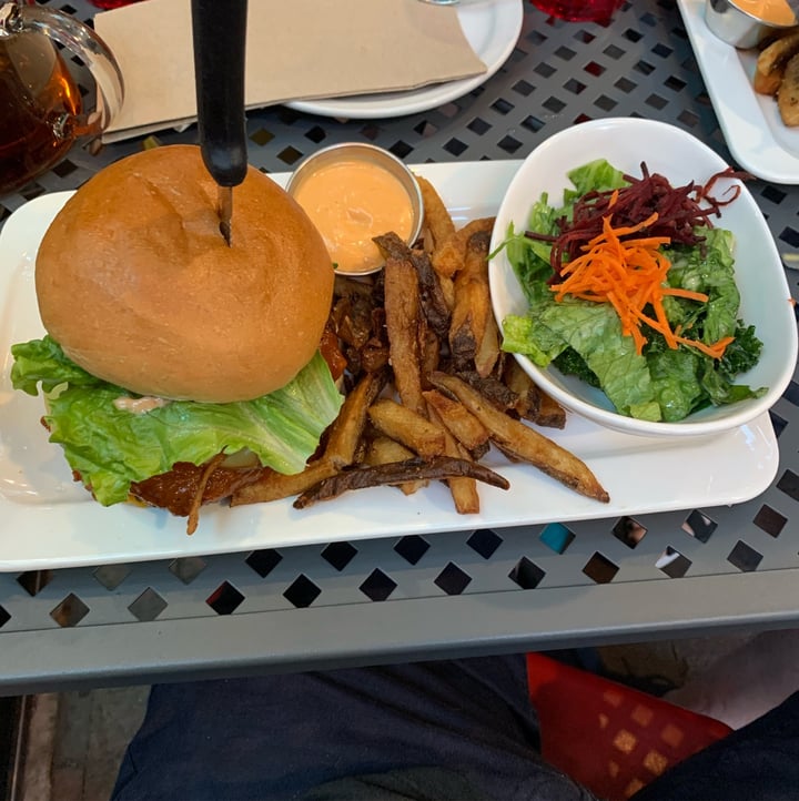 photo of MeeT in Gastown BBQ burger shared by @dansvatek on  28 May 2023 - review
