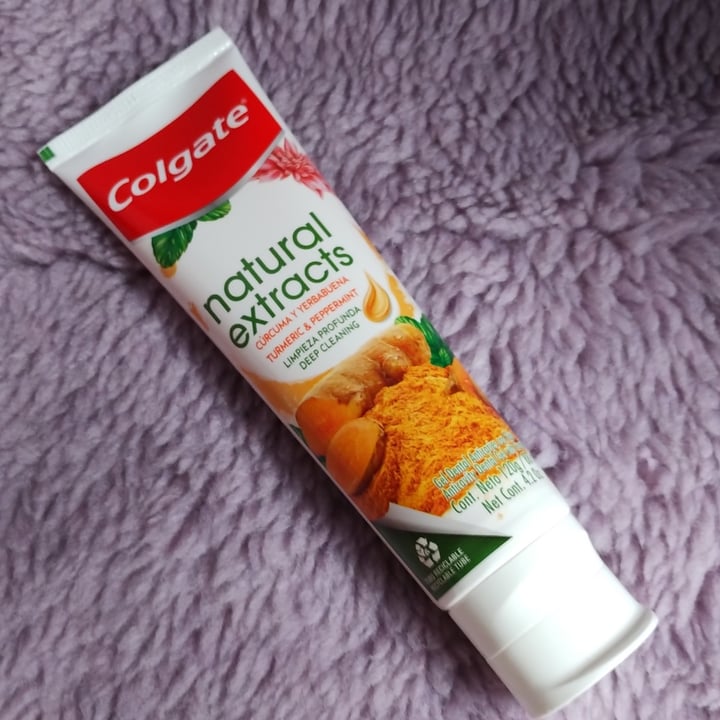 photo of Colgate Natural extracts Cúrcuma y Yerbabuena  shared by @laebanal on  25 Feb 2023 - review