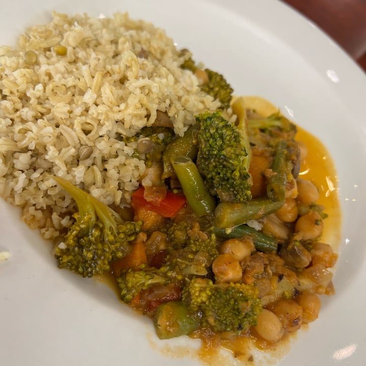 photo of Fruits & Roots Chickpea and Brocolli Curry shared by @ftc on  26 Feb 2023 - review