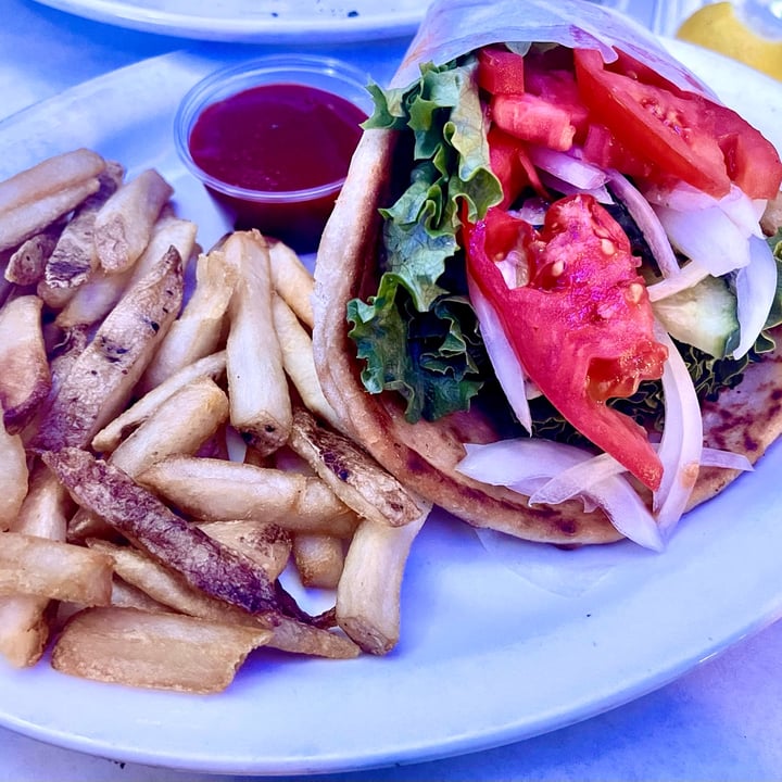 photo of Hellas Restaurant and Bakery Veggie Pita shared by @manuelaw on  02 Mar 2023 - review