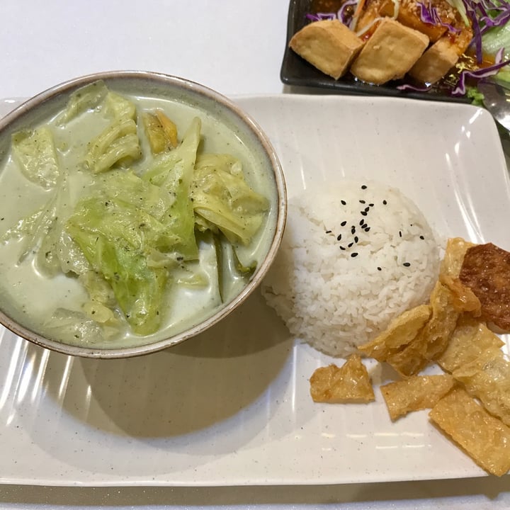 photo of Red Apple Veggie Café Green Curry Rice shared by @ziggyradiobear on  01 Jan 2023 - review