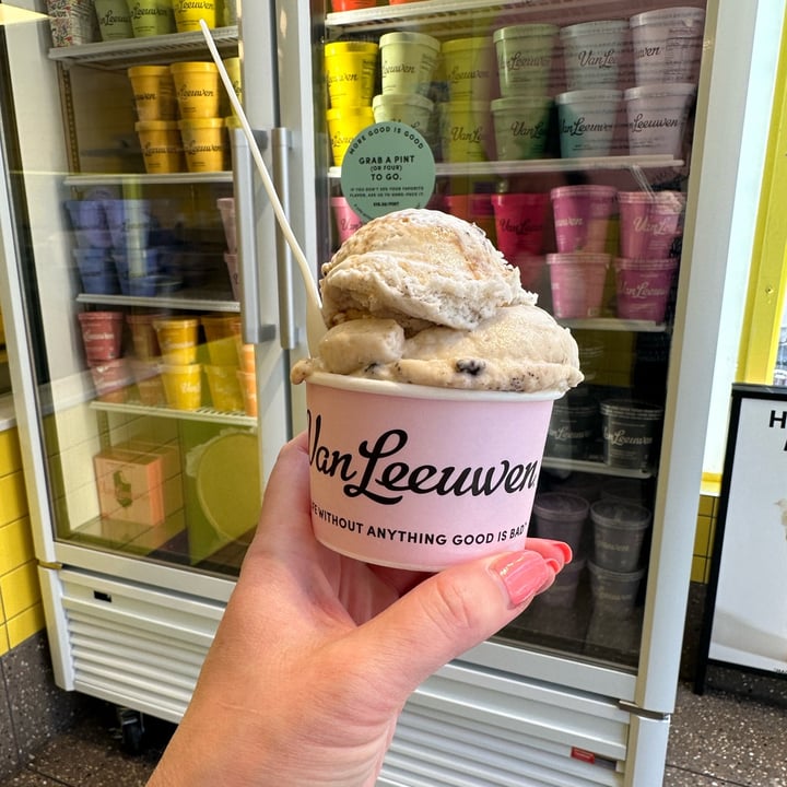 photo of Van Leeuwen Ice Cream Cookies & Cream Caramel Swirl shared by @jpegg on  12 Jul 2023 - review
