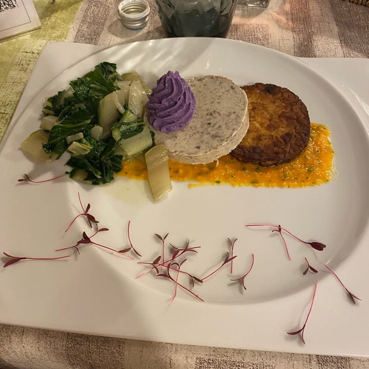 photo of Ristorante Vegano Biologico La Lanterna Cheese cake scomposta ai funghi e tempeh con formaggio vegetale cremoso e vellutata di carote e coriandolo con bieta costa spadellata shared by @baraldisveva on  10 Mar 2023 - review