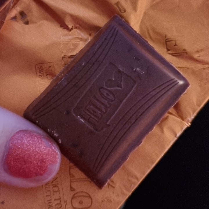 photo of Lindt Hello Vegan Salted Caramel shared by @carineandhulda on  31 Jan 2023 - review