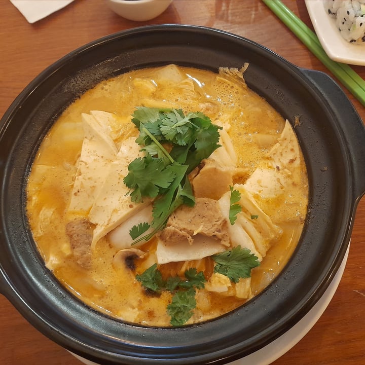 photo of Vegebowl Paris Clay-pot with udon noodles and satay sauc shared by @alice50 on  09 Jan 2023 - review