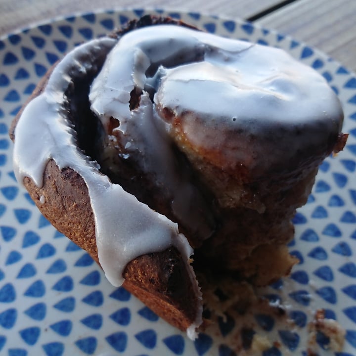 photo of Hang Ten Cafe Vegan Chelsea Bun shared by @betterplanet on  01 May 2023 - review