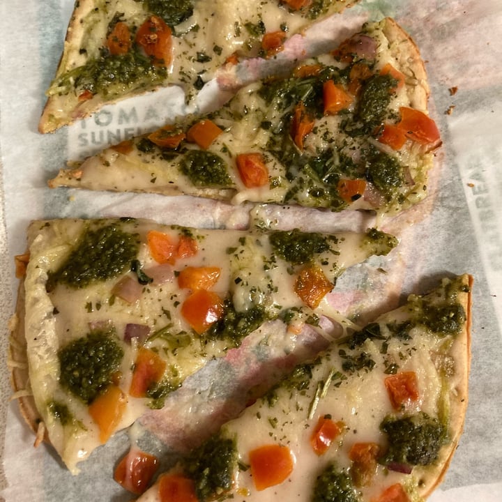 photo of Daiya Flatbread tomato, sunflower seed pesto & arugula shared by @cosmicgoddess on  23 Jan 2023 - review