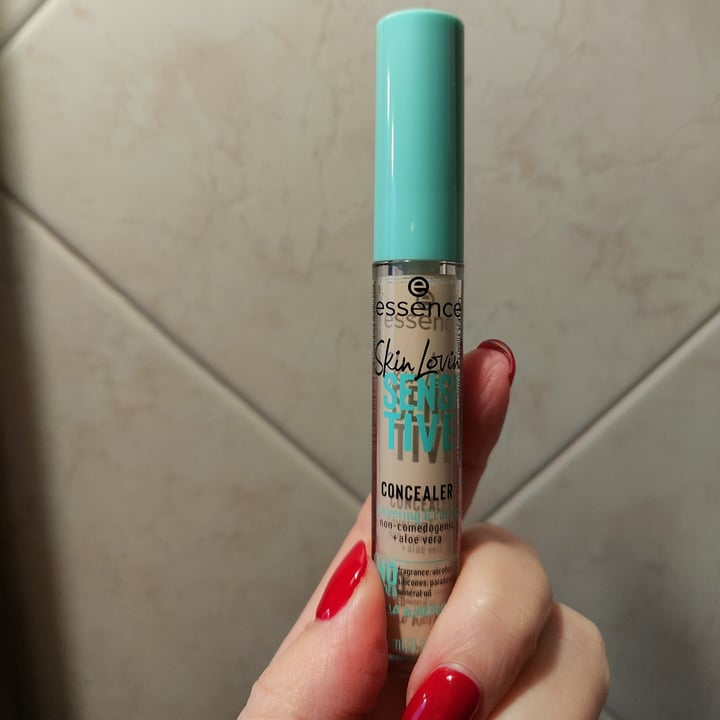 photo of Essence  Skin Lovin' Sensitive Concealer shared by @marialorenastraccia on  30 Jan 2023 - review
