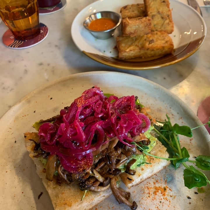 photo of Common Man Coffee Roasters Joo Chiat Umami Mushroom Avocado Toast shared by @avocado on  30 Dec 2022 - review