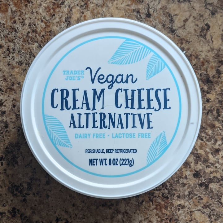 photo of Trader Joe's Vegan Cream Cheese Alternative shared by @oolaf-13 on  02 Feb 2023 - review