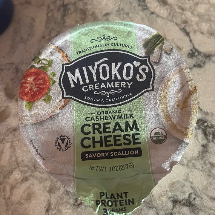 photo of Miyoko's Creamery Organic cashew milk cream cheese savory scallion shared by @dejaferia on  21 Apr 2023 - review