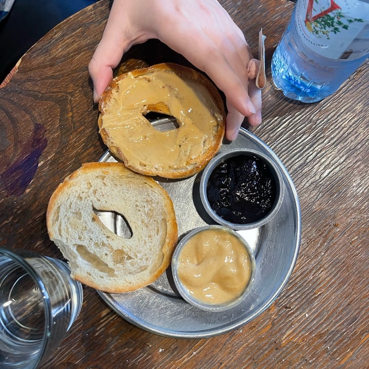 photo of Cuervo Café Bagel con mermelada y peanut butter shared by @inespressable on  21 Jul 2023 - review