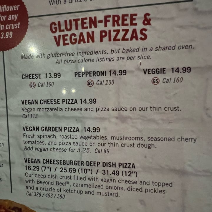 photo of UNO Pizzeria & Grill Vegan Cheeseburger Deep Dish Pizza shared by @courtlynn on  26 Feb 2023 - review
