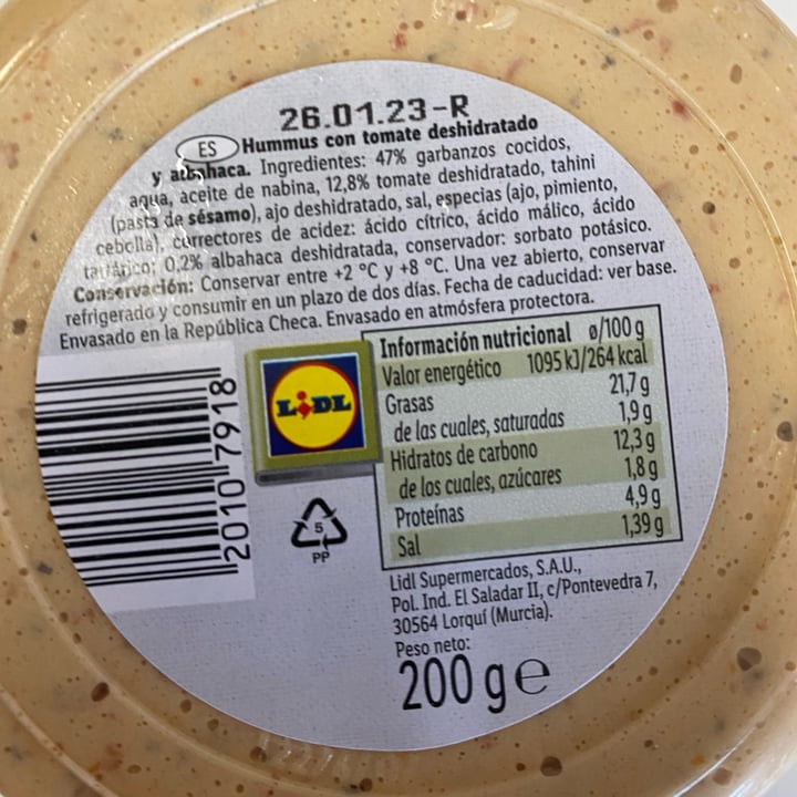 photo of Lidl hummus tomate y albahaca shared by @martinyague on  10 Jan 2023 - review