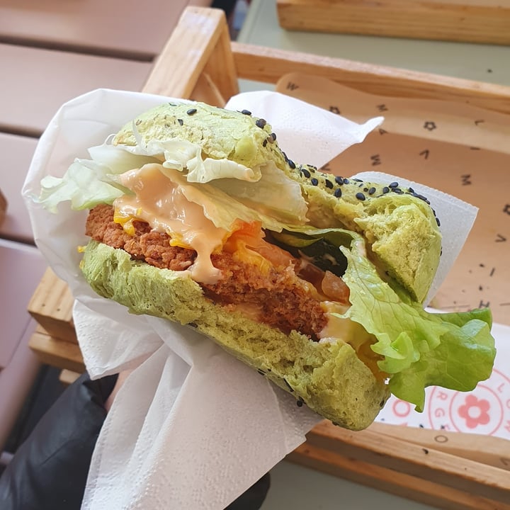 photo of Flower Burger Roma Jungle burger shared by @annaflavia on  17 Mar 2023 - review