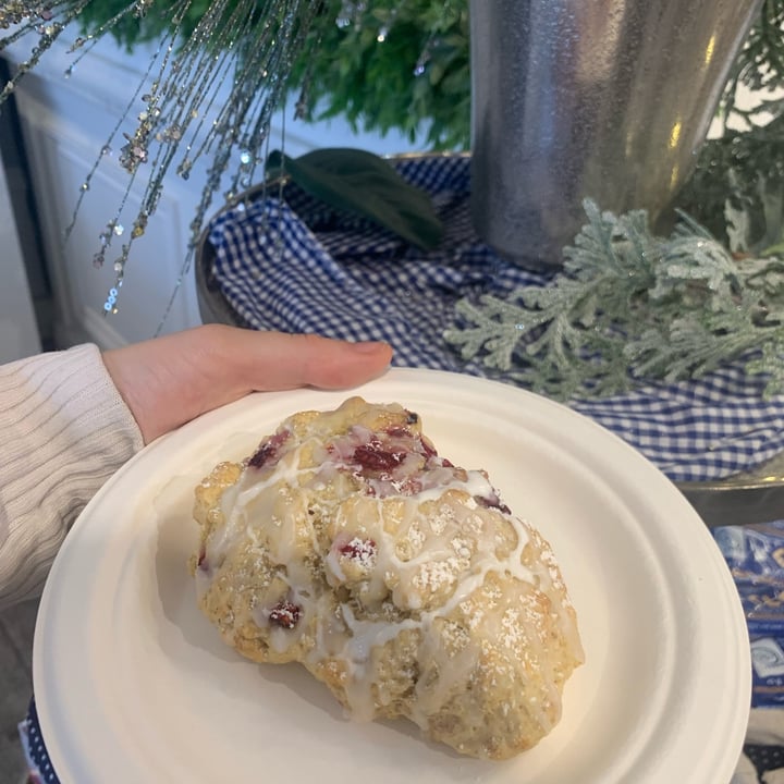 photo of Vegan Danish Bakery Raspberry Scone shared by @vegandidsystem on  17 Mar 2023 - review