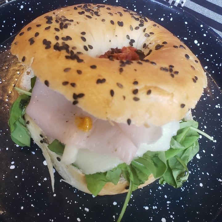 photo of Mönt take away Bagel shared by @camox on  27 Dec 2022 - review