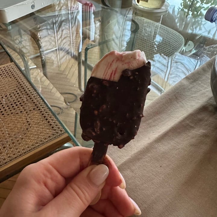 photo of Amando stecco con gelato alla vaniglia variegato al lampone con copertura al cacao con granella di mandorle siciliane shared by @isa12 on  26 Jul 2023 - review