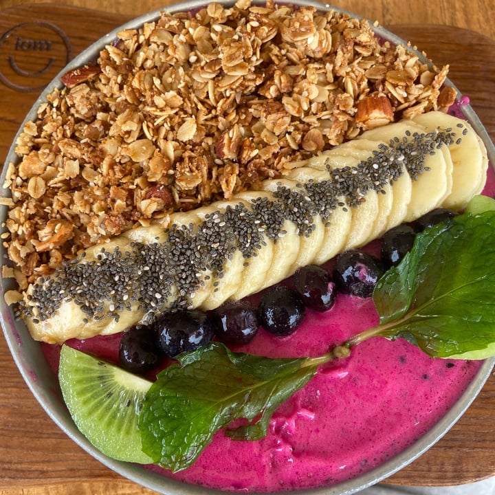 photo of I Am Vegan Babe Cafe Maui Island Smoothie Bowl shared by @sebalex on  04 Jan 2023 - review