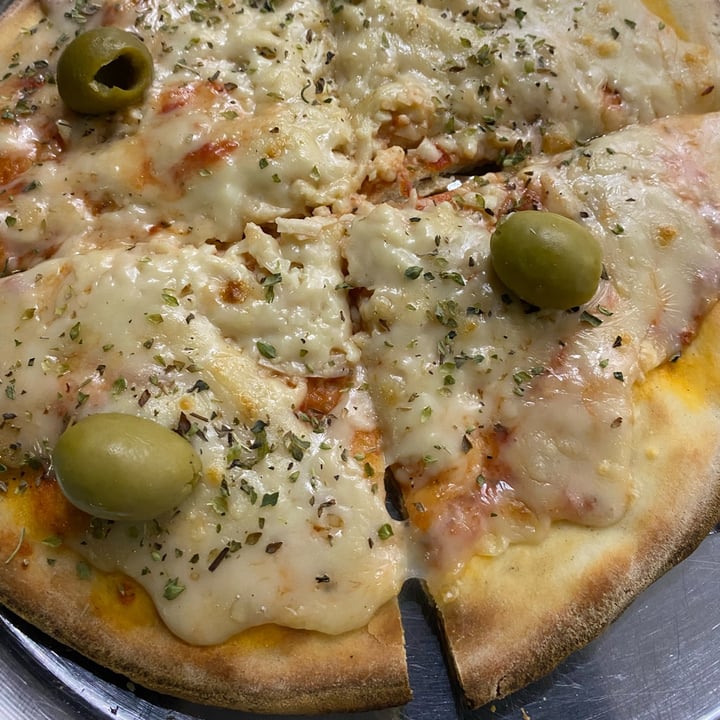 photo of Pizzeria La Guitarrita | Villa Urquiza pizza notco muzzalmendra shared by @candelariex on  29 Jan 2023 - review