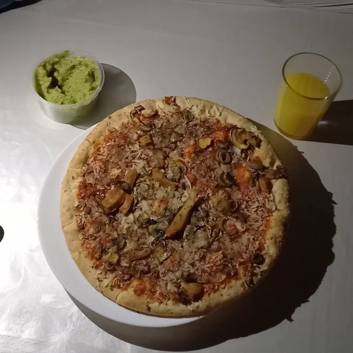 photo of Revolu Green Pizza Vegana shared by @urcoolveganfriend on  03 Apr 2023 - review