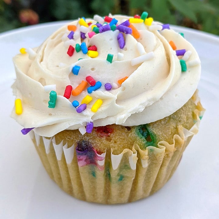 photo of Wisdom Vegan Bakery Funfetti Cupcake shared by @veggieassassin on  03 Jul 2023 - review