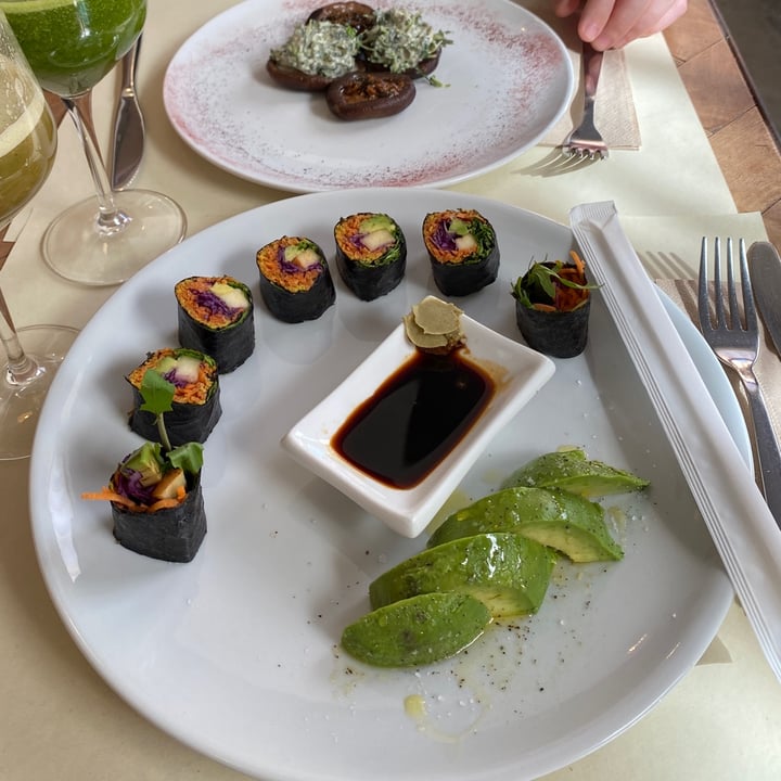 photo of Écru Sushi roll, 7 pezzi, con tagliata di Avocado shared by @zzlanger on  18 Mar 2023 - review