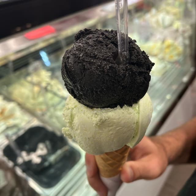 Photo of the dish “Gelato Vegano Black Hawaii E Limone/menta”
