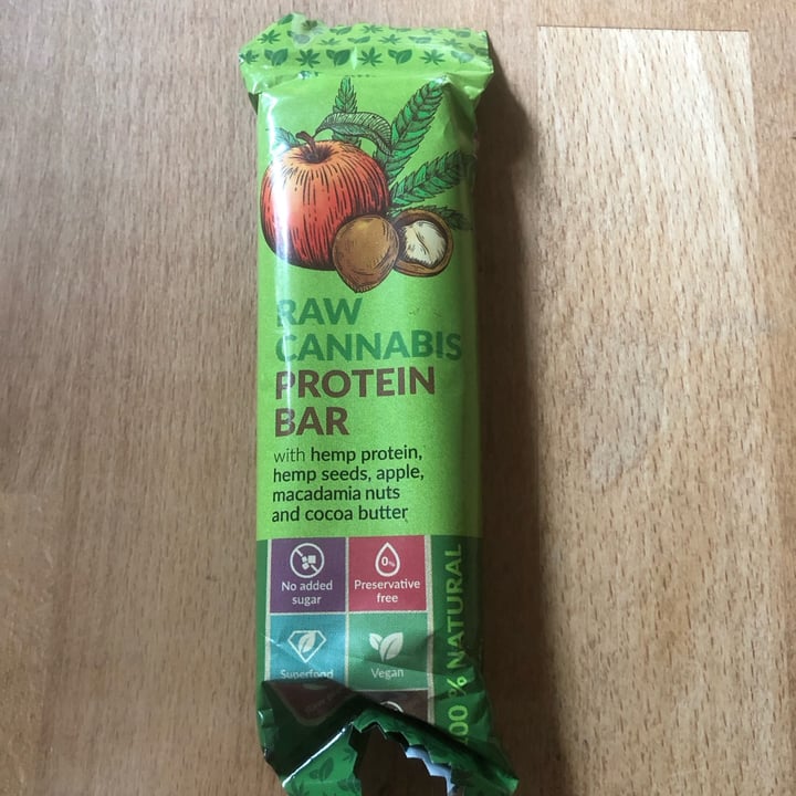 photo of #plantbased Protein Bar Hemp Protein, Hemp Seeds, Apple, Macademia Nuts and Cocoa Butter shared by @hannnahbanana on  25 Apr 2023 - review