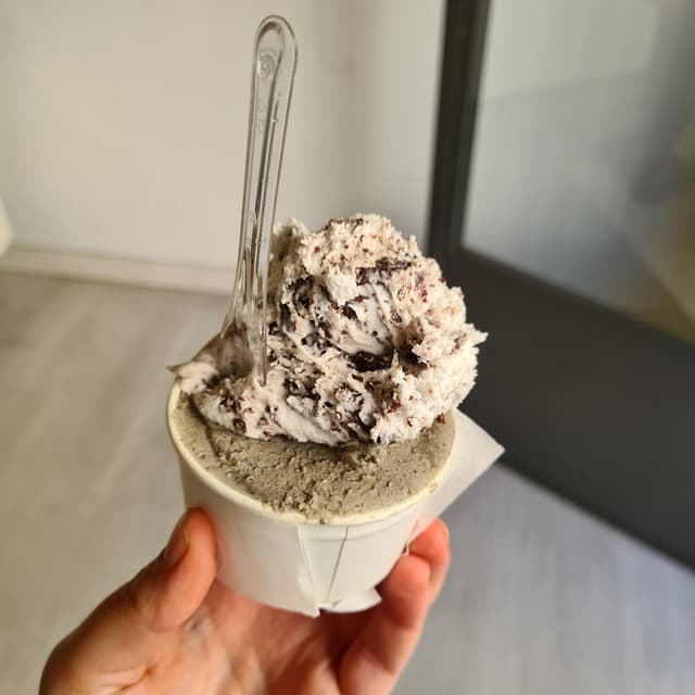 Photo of the dish “Gelato "Grigio Milano" E Cocco Con Pezzi Di Cioccolato”