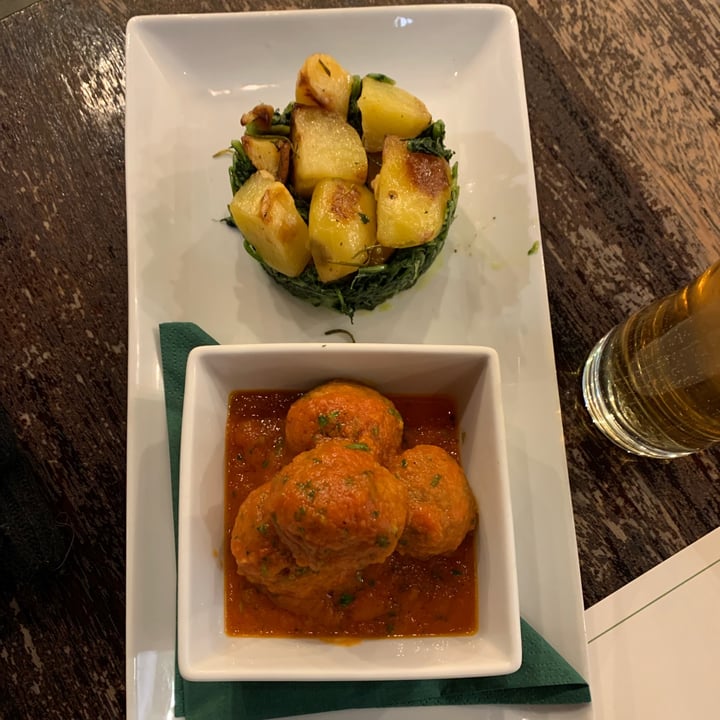 photo of Origano Polpette con contorno di verdure saltate e patate arrosto shared by @mirtylicious on  21 Jan 2023 - review