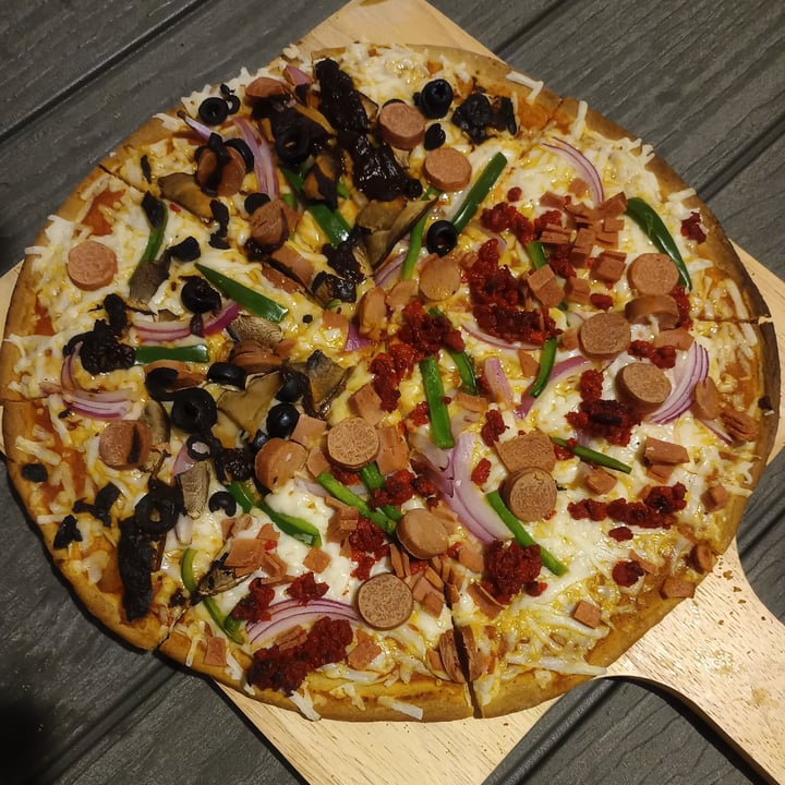 photo of Vegan style pizza meatless lovers y diavola shared by @suxyara on  06 Feb 2023 - review
