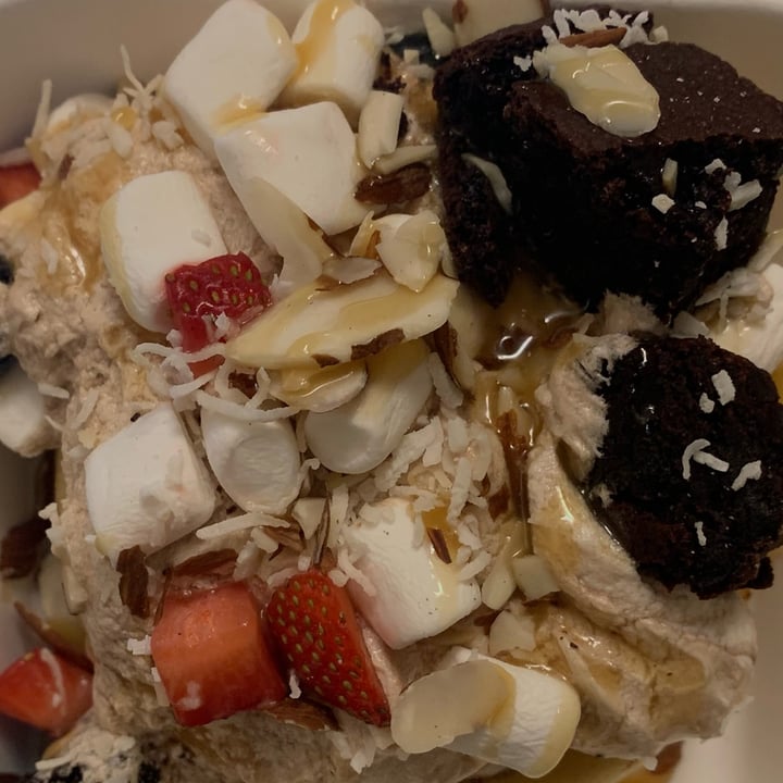 photo of Cinnaholic Victoria Build Your Own Bun shared by @annasanguinetti on  13 Feb 2023 - review