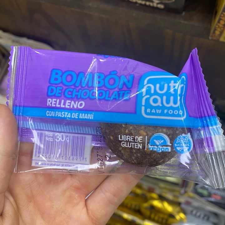 photo of Nutri Raw Bombón de chocolate relleno con pasta de maní shared by @veganiciousbab on  09 Mar 2023 - review