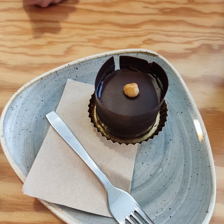 photo of Entre Pedras Café Bar Vegano Pastel de tres chocolates shared by @mamaroach on  07 May 2023 - review