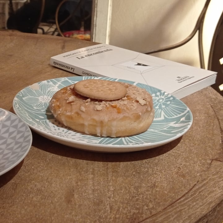 photo of VegAmazing Doughnuts Donut de galleta María y relleno de natilla shared by @tintadecuervo on  10 Jun 2023 - review