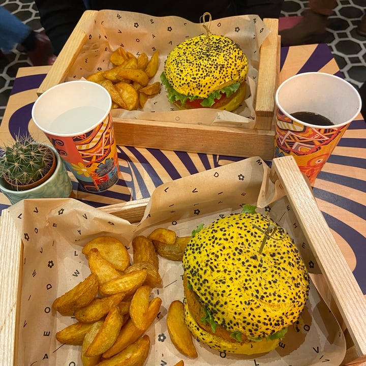 photo of Flower Burger Funky Cecio Vegan Burger shared by @francescalilith on  12 May 2023 - review