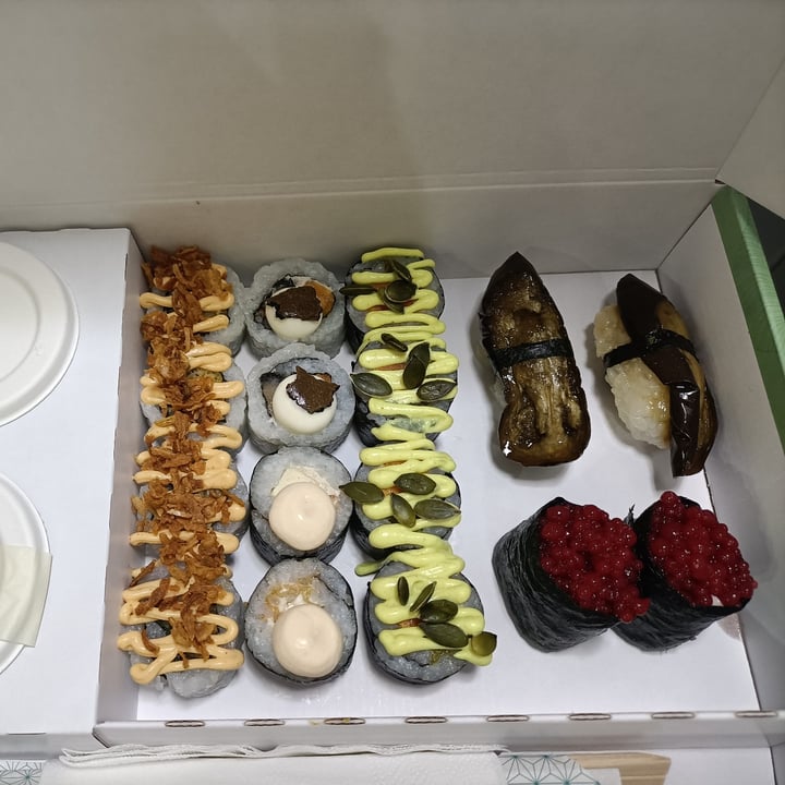 photo of EssenzaSushi Box Medium Tasty 16 pezzi shared by @frop on  30 Jun 2023 - review