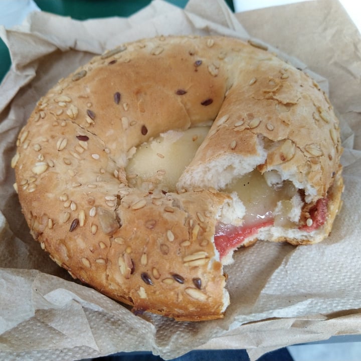 photo of Bioma Plant Based Café Belgrano Bagel de jamón y queso shared by @wallass2487 on  27 Jan 2023 - review
