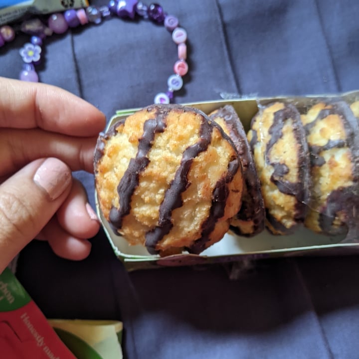 photo of Mrs Crimble’s 6 Vegan coconut macaroons shared by @katchan on  28 Feb 2023 - review