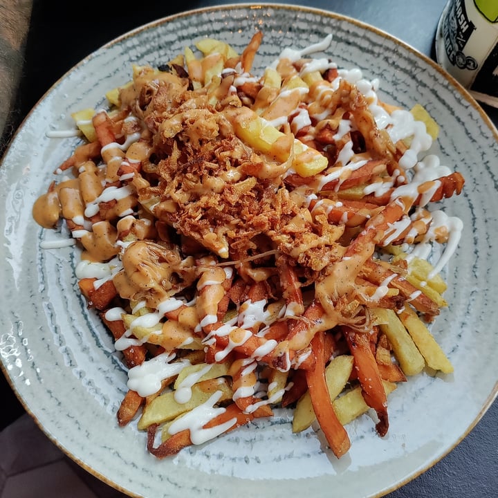 photo of Neéko Vegan Junk Food Mega Loaded Fries shared by @militkata on  17 May 2023 - review