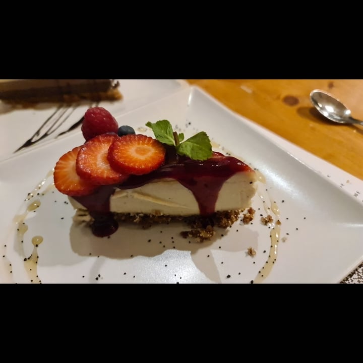 photo of Restaurante Hicuri Art Vegan Tarta de queso ,con frutos rojos shared by @falla92 on  01 May 2023 - review