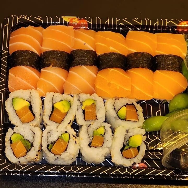 photo of You Me Sushi Vegan Deluxe Box shared by @charliehenderson01 on  02 May 2023 - review