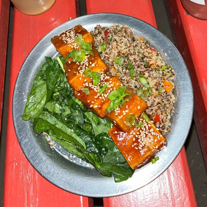 photo of Hola Chola Garage Tofu agridulce con ensalada de quinoa shared by @vickul on  27 Jan 2023 - review