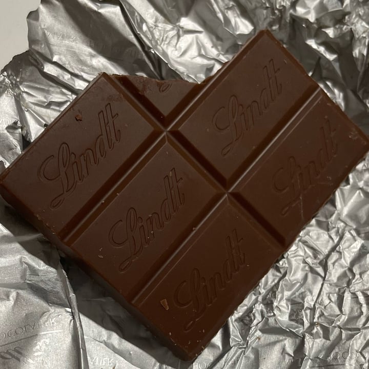 photo of Lindt Chocolate Vegano Classic shared by @elviradeleo on  26 Mar 2023 - review